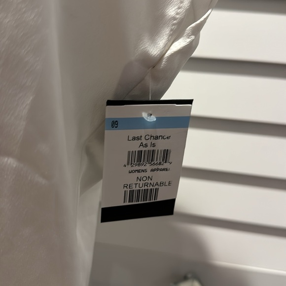 Halogen NWT Sleeveless round neck Top, 100% Polyester. - Picture 4 of 6